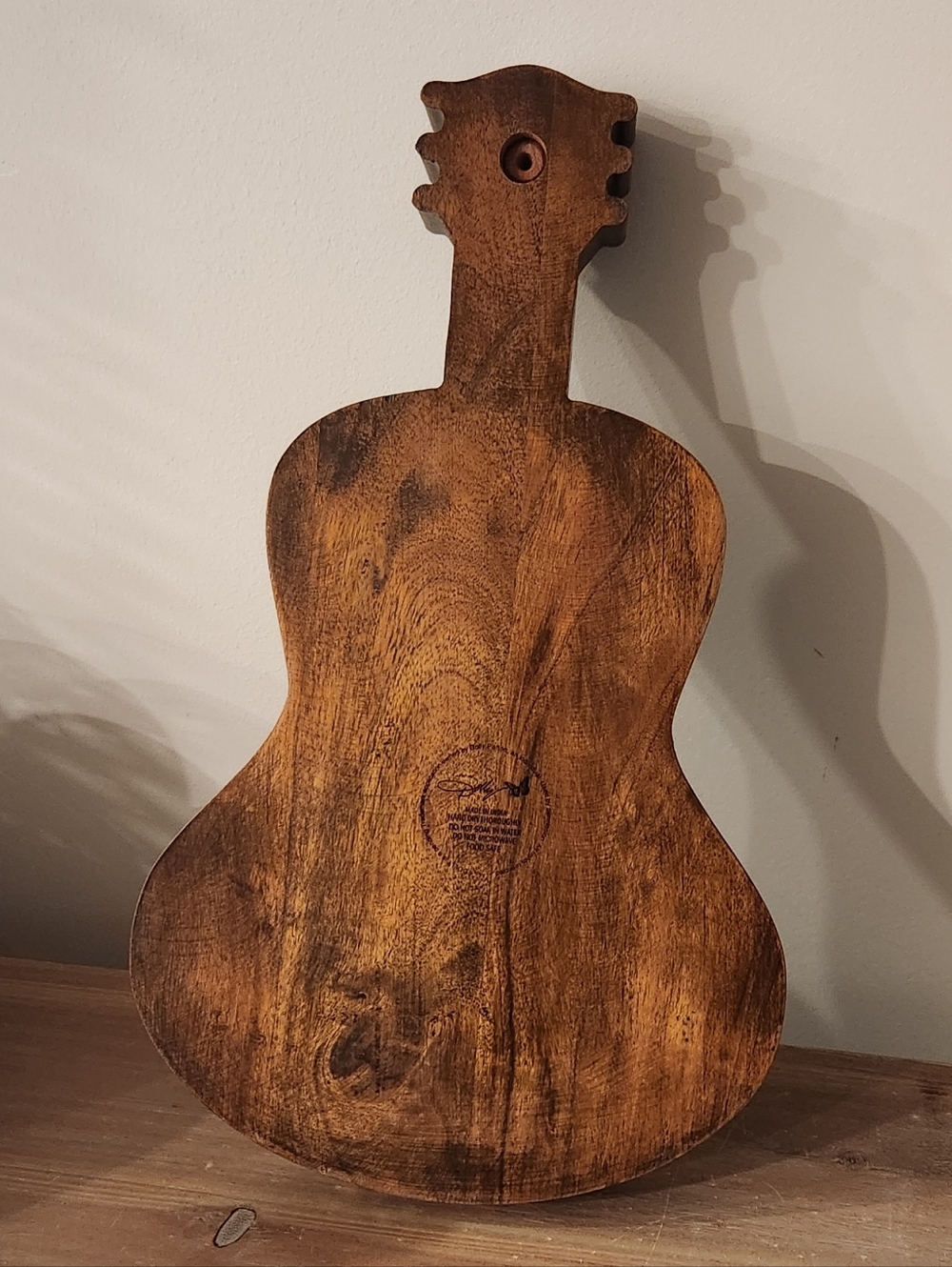 🎸 Dolly Parton Guitar-Shaped Acacia Wood Serving Tray 🦋 Custom Hanging Decor - Picture 4 of 14